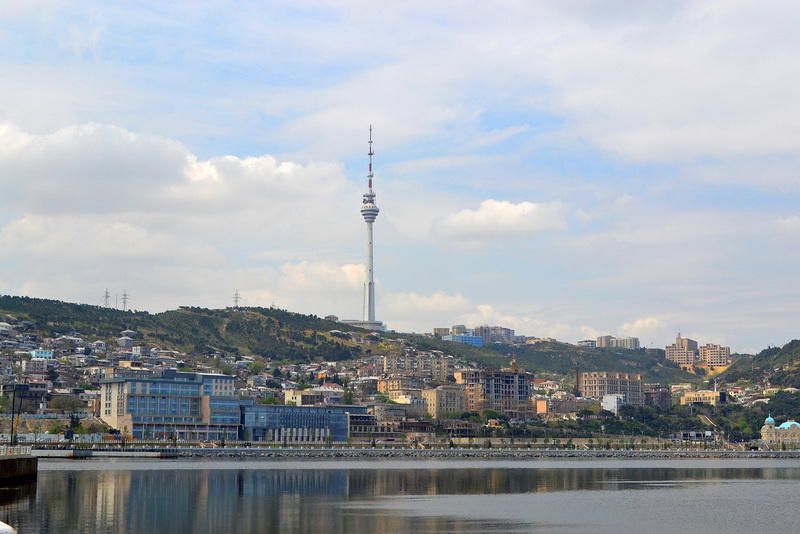 Иностранные туристы в восхищении от великолепия Бакинской бухты