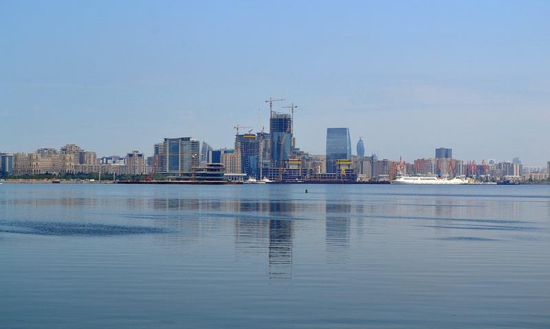 Иностранные туристы в восхищении от великолепия Бакинской бухты