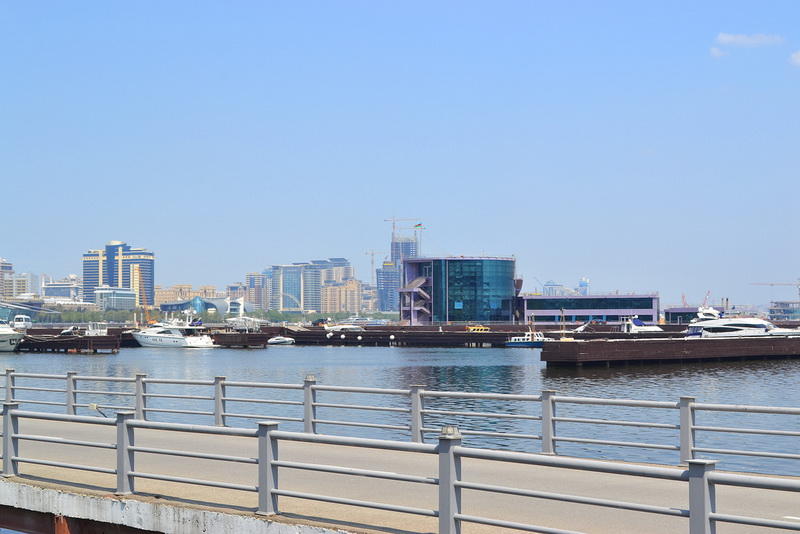 Иностранные туристы в восхищении от великолепия Бакинской бухты