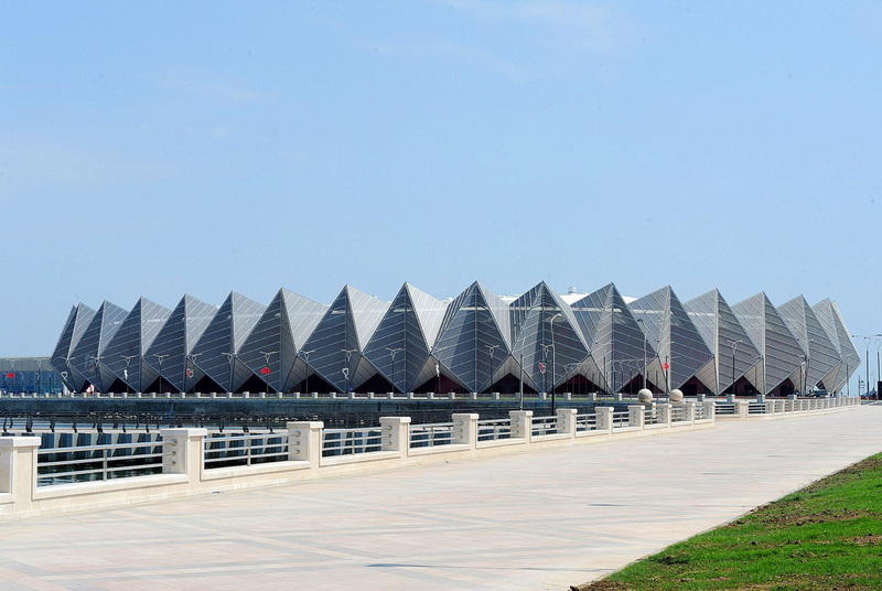 Иностранные туристы в восхищении от великолепия Бакинской бухты