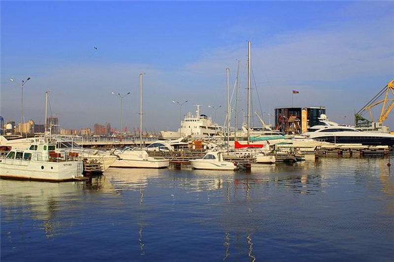 Иностранные туристы в восхищении от великолепия Бакинской бухты