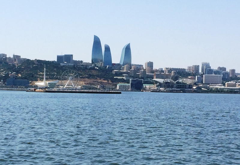 Иностранные туристы в восхищении от великолепия Бакинской бухты