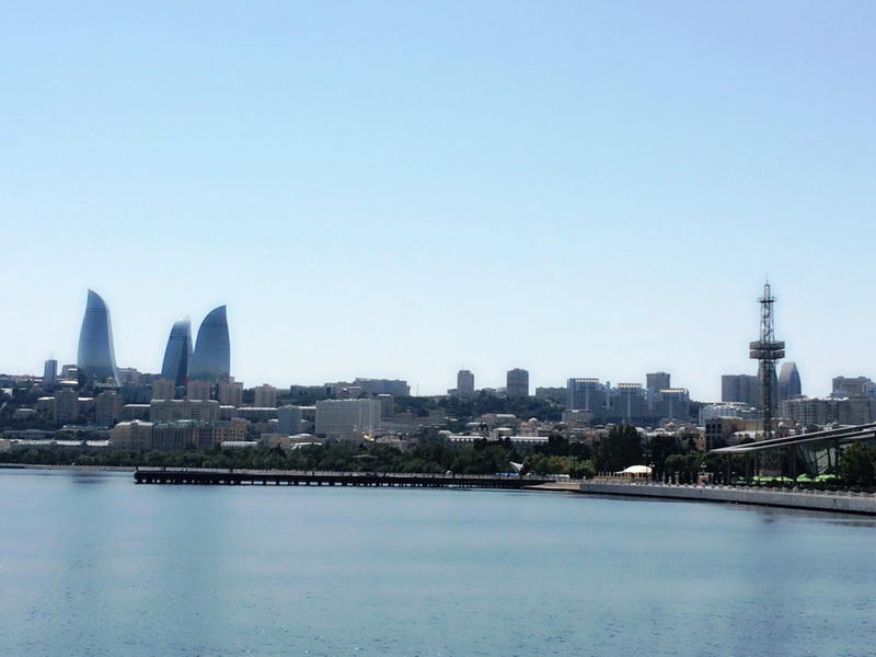 Иностранные туристы в восхищении от великолепия Бакинской бухты