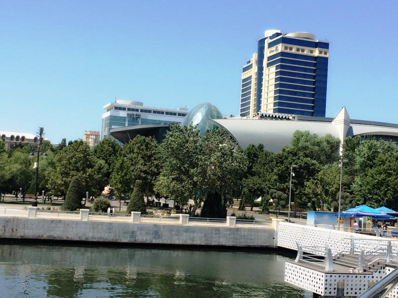 Иностранные туристы в восхищении от великолепия Бакинской бухты