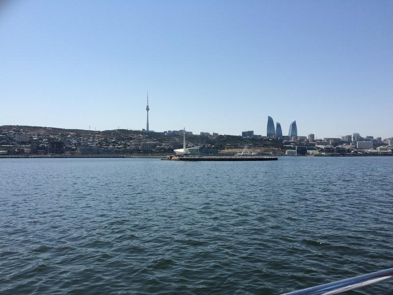 Иностранные туристы в восхищении от великолепия Бакинской бухты