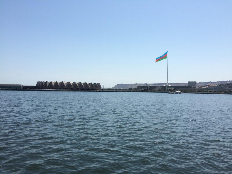 Иностранные туристы в восхищении от великолепия Бакинской бухты