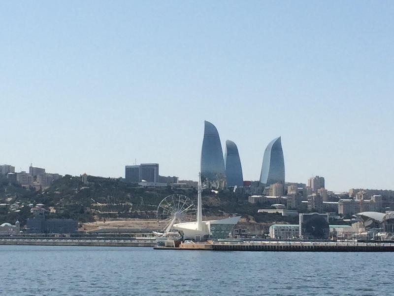 Иностранные туристы в восхищении от великолепия Бакинской бухты