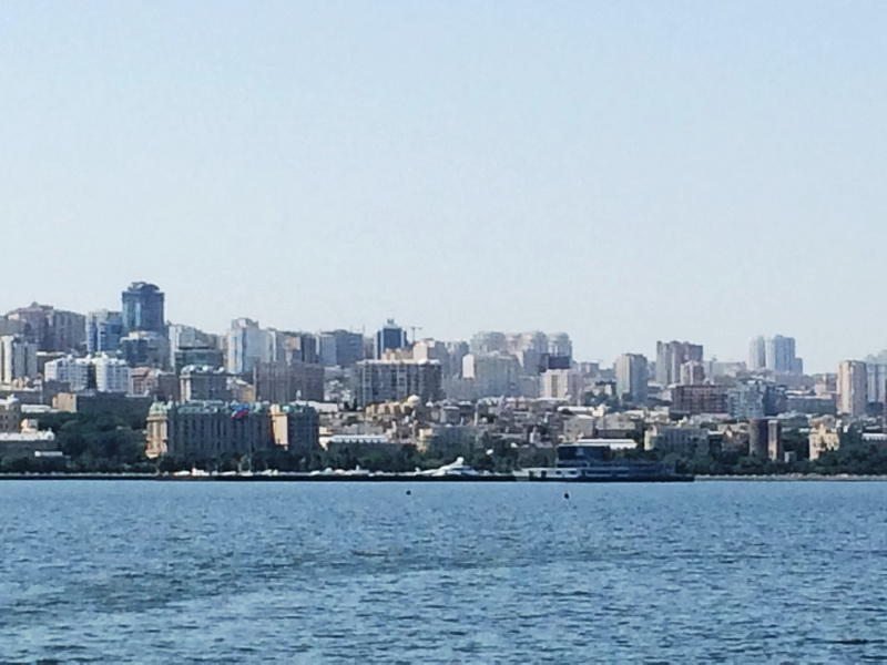 Иностранные туристы в восхищении от великолепия Бакинской бухты