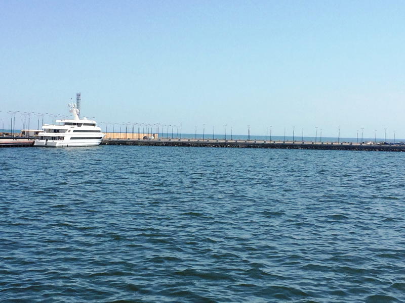 Иностранные туристы в восхищении от великолепия Бакинской бухты