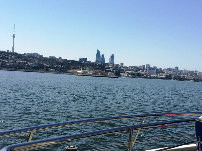 Иностранные туристы в восхищении от великолепия Бакинской бухты