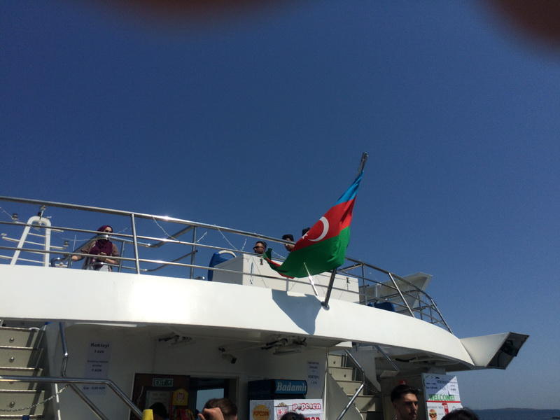 Иностранные туристы в восхищении от великолепия Бакинской бухты