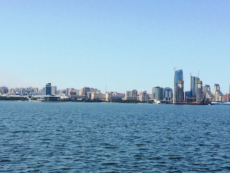 Иностранные туристы в восхищении от великолепия Бакинской бухты