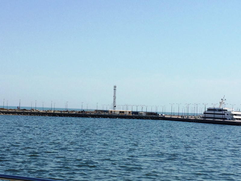 Иностранные туристы в восхищении от великолепия Бакинской бухты