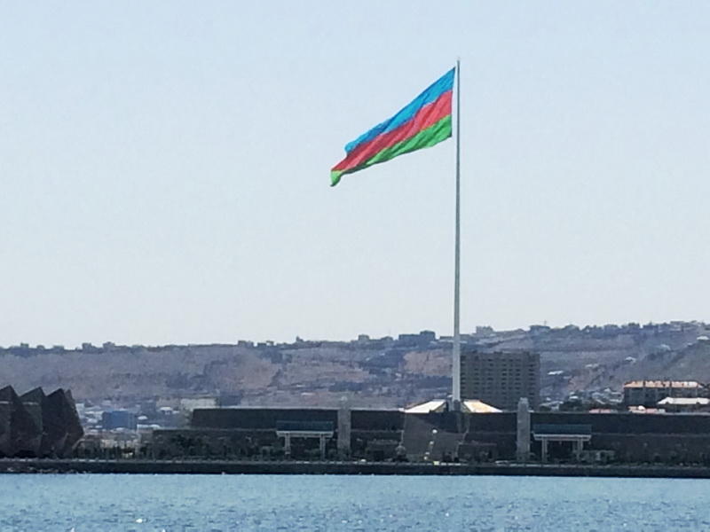 Иностранные туристы в восхищении от великолепия Бакинской бухты