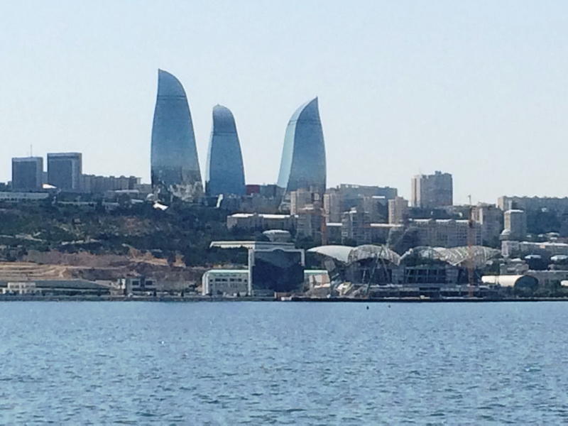 Иностранные туристы в восхищении от великолепия Бакинской бухты