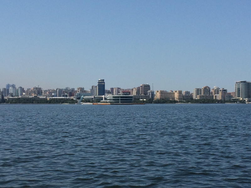 Иностранные туристы в восхищении от великолепия Бакинской бухты