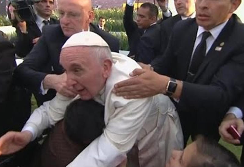 Папа Римский упал в обморок