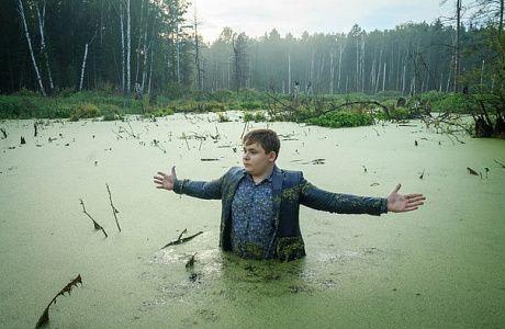 Снимки школьника за рабочим столом в болоте взорвали Интернет