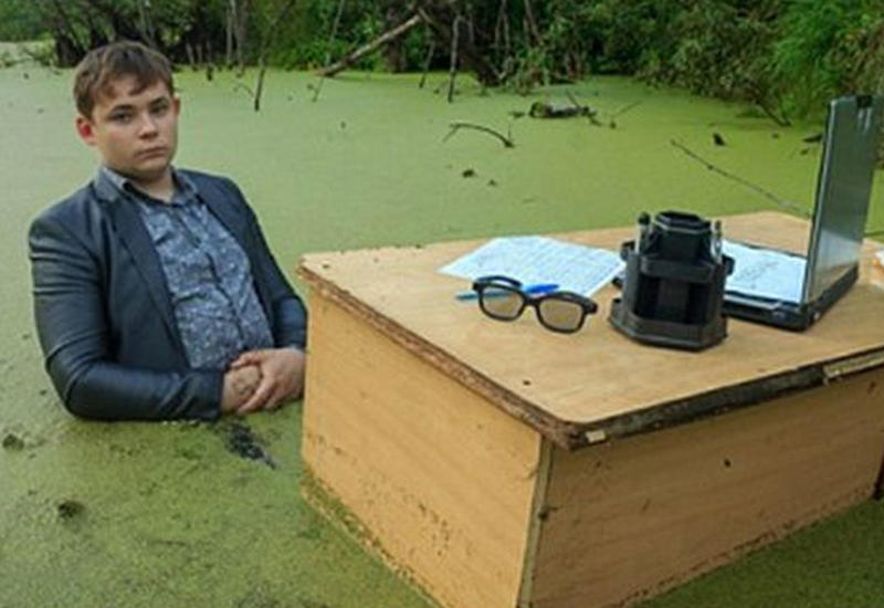 Снимки школьника за рабочим столом в болоте взорвали Интернет