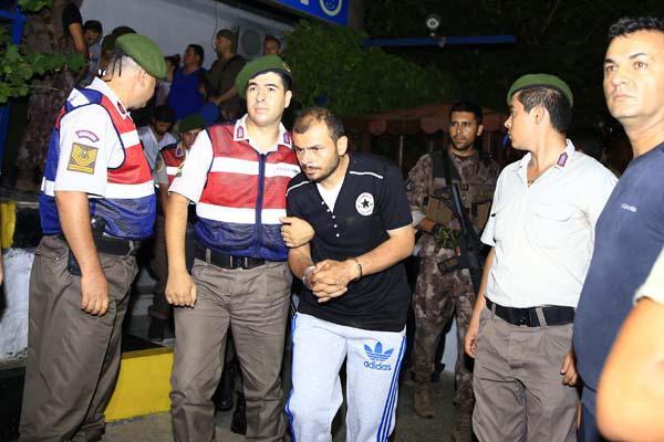 Ərdoğanı öldürmək istəyən 11 hərbçi həbs edildi