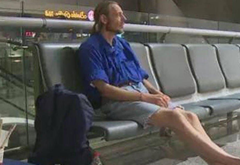 Onlayn tanış olduğu sevgilisini aeroportda 10 gün gözlədi