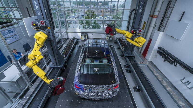 Роботы BMW научились создавать трехмерную модель новой "пятерки"