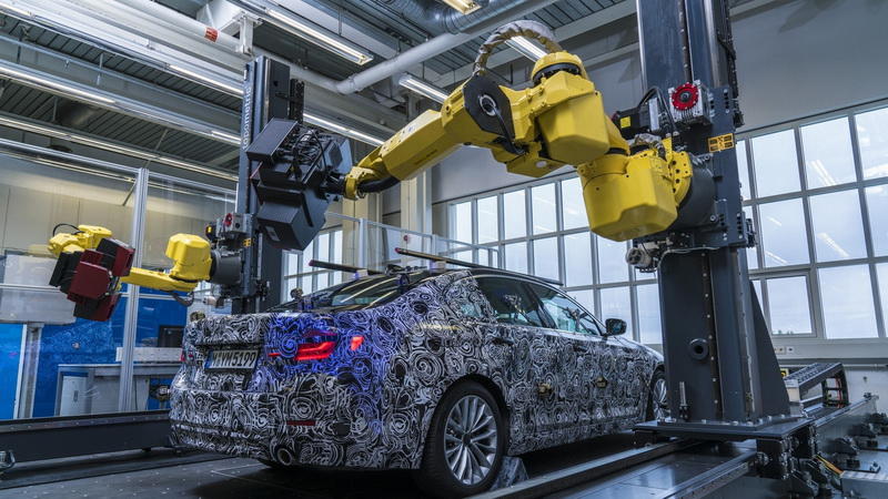 Роботы BMW научились создавать трехмерную модель новой "пятерки"