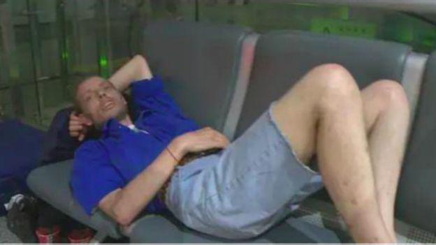 Onlayn tanış olduğu sevgilisini aeroportda 10 gün gözlədi