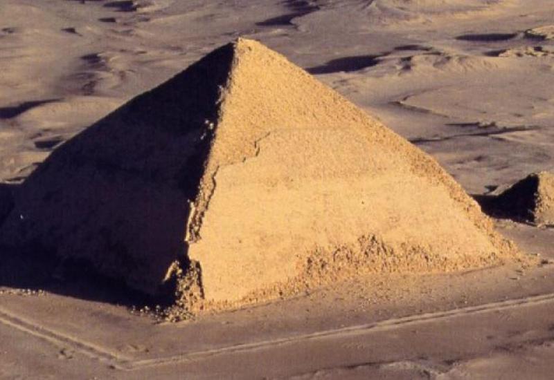 Alimlər dünyanın hər yerində sirli piramidalar aşkar edirlər