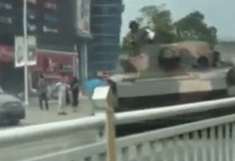 В Китае танк протаранил автомобиль