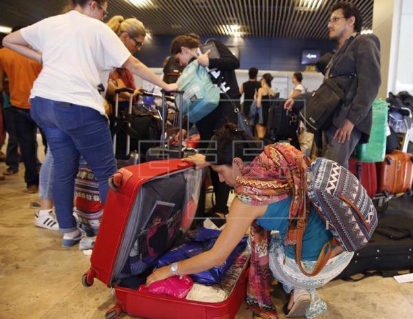 Мексиканские туристы 2 недели живут в испанском аэропорту