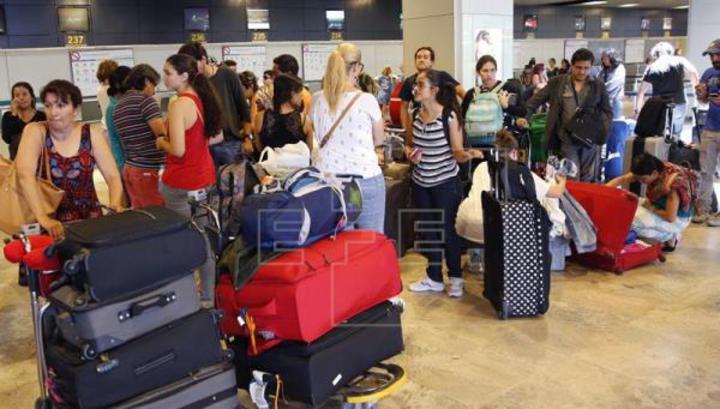 Мексиканские туристы 2 недели живут в испанском аэропорту