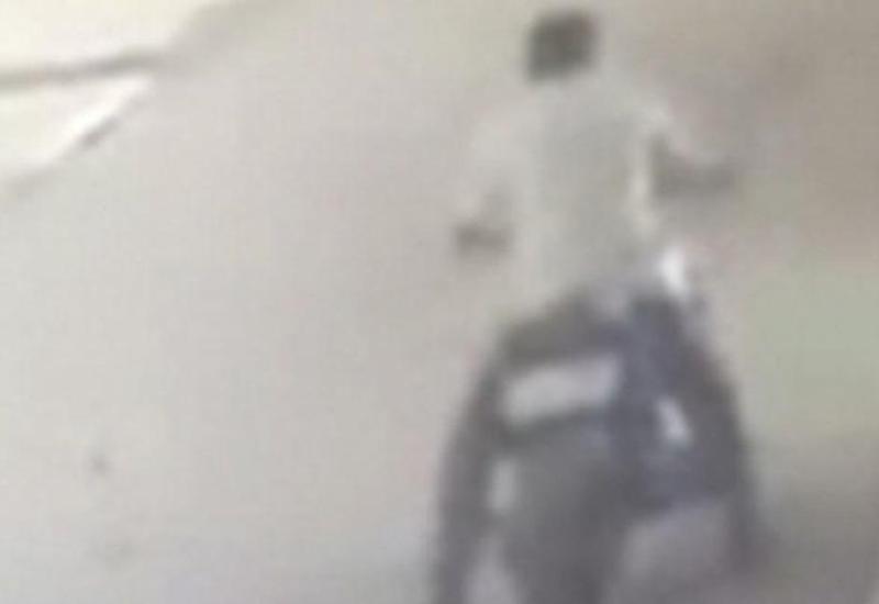 Bakıda motosiklet oğrusu kameraya düşdü