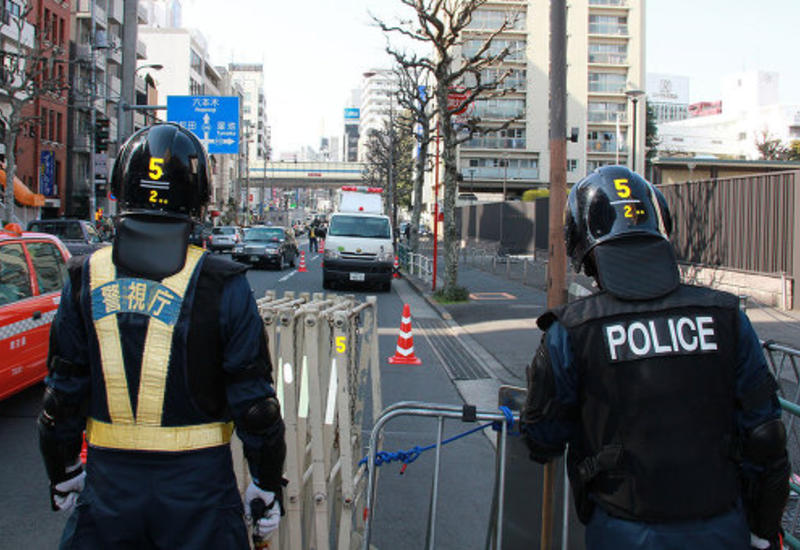 В Токио мужчина скинул на людей бутылки с зажигательной смесью