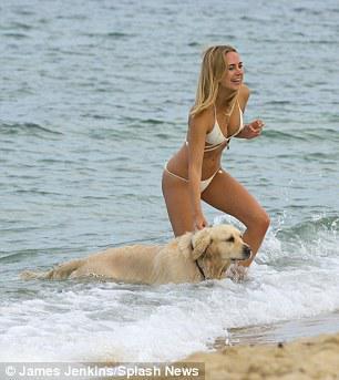 Məşhur teleaparıcı çimərlikdə