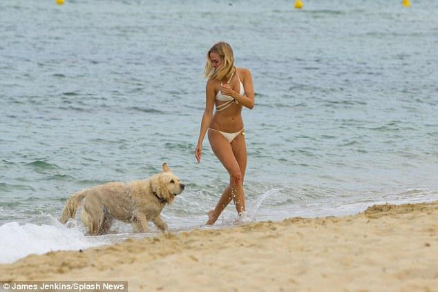 Məşhur teleaparıcı çimərlikdə