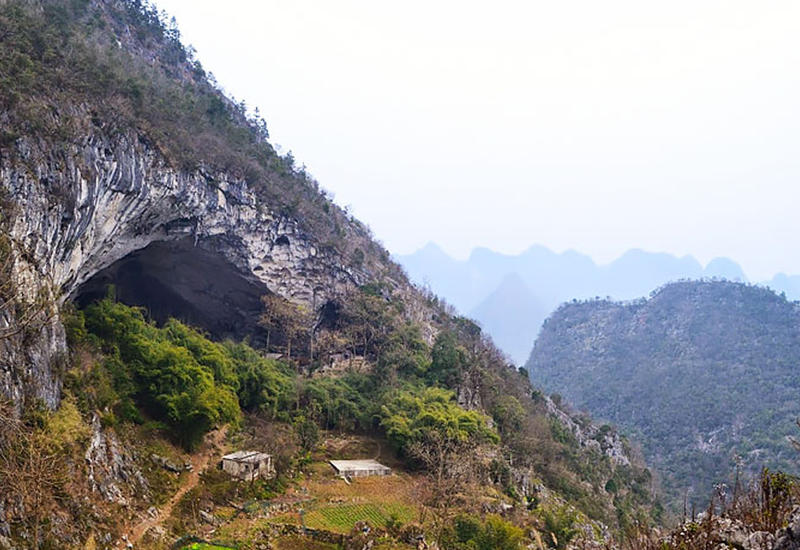 Гигантская пещера в Китае, в которой поместилась целая деревня на 100 человек