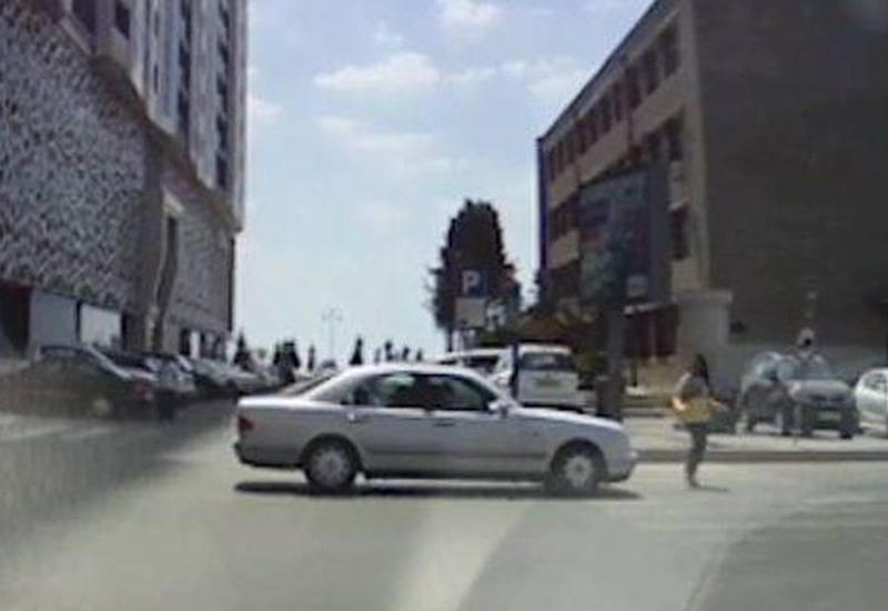 Bakıda avtomobil yolu keçən qızı belə vurdu