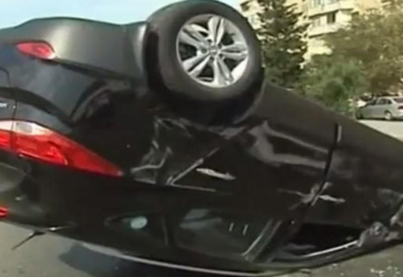 Bakıda qəza: maşın aşdı