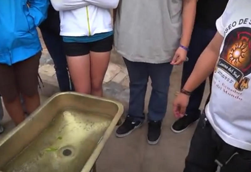 Невероятный эксперимент с водой на экваторе, в который трудно поверить