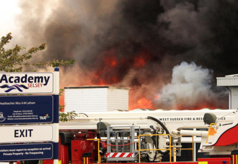 Крупный пожар в британской школе