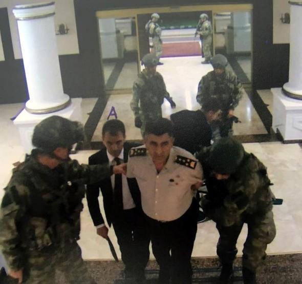 Türkiyədə çevrilişə cəhdin yeni FOTOları