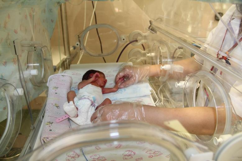 Mərkəzi Klinikanın yenidoğulmuşlar şöbəsində az çəkili körpəyə uğurlu cərrahi əməliyyat həyata keçirilib