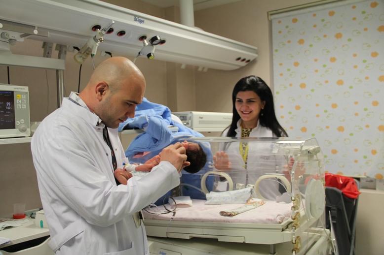 Mərkəzi Klinikanın yenidoğulmuşlar şöbəsində az çəkili körpəyə uğurlu cərrahi əməliyyat həyata keçirilib