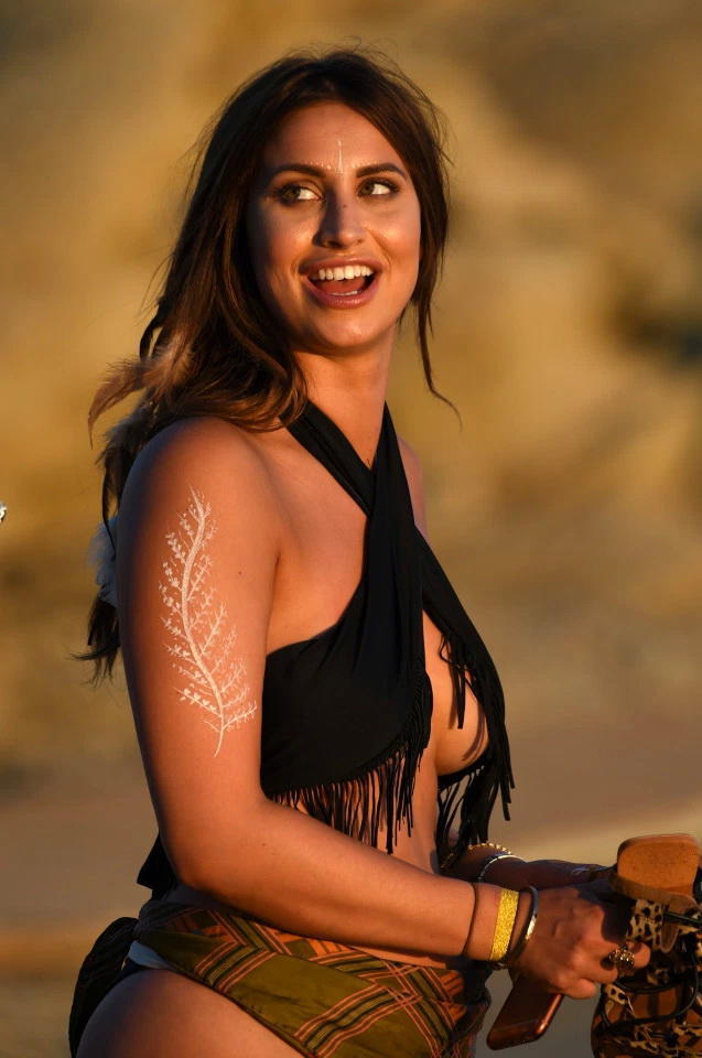 Şouda çimən model cazibədar bədəni ilə diqqət mərkəzində