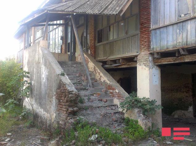 Azərbaycanda qəzalı vəziyyətdə olan bina çöküb