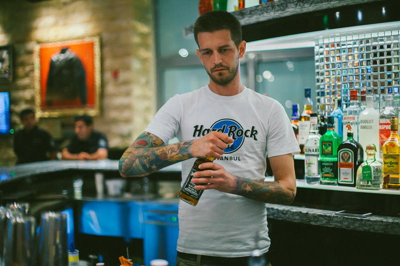 В Баку открылось легендарное Hard Rock Cafe