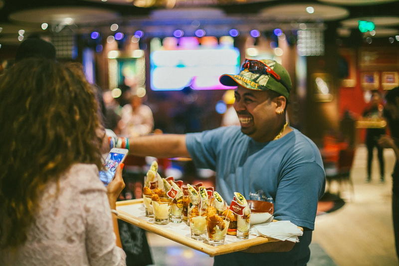 В Баку открылось легендарное Hard Rock Cafe
