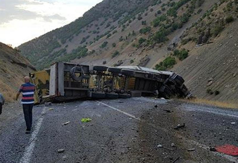 Türkiyədə hərbi konvoya hücum olub, ölən və yaralanan var