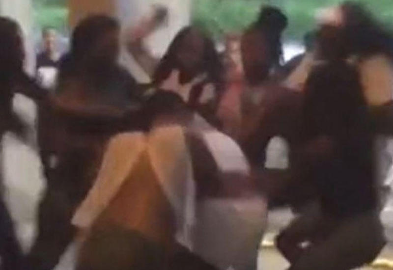 Qızlar gecə klubunun qarşısında əlbəyaxa oldular